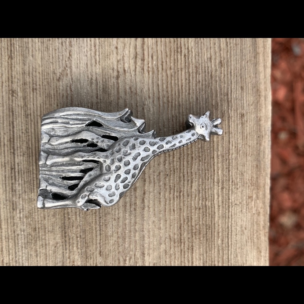 Pewter Giraffe Pin/Box - Picture 6 of 6